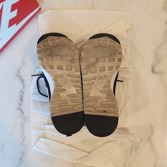 Nike Women's Black and White Nike Air Max Thea - Picture 4 of 7